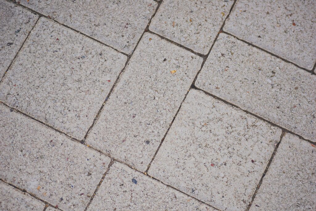 Cementsluier verwijderen: zo krijg je tegels weer schoon