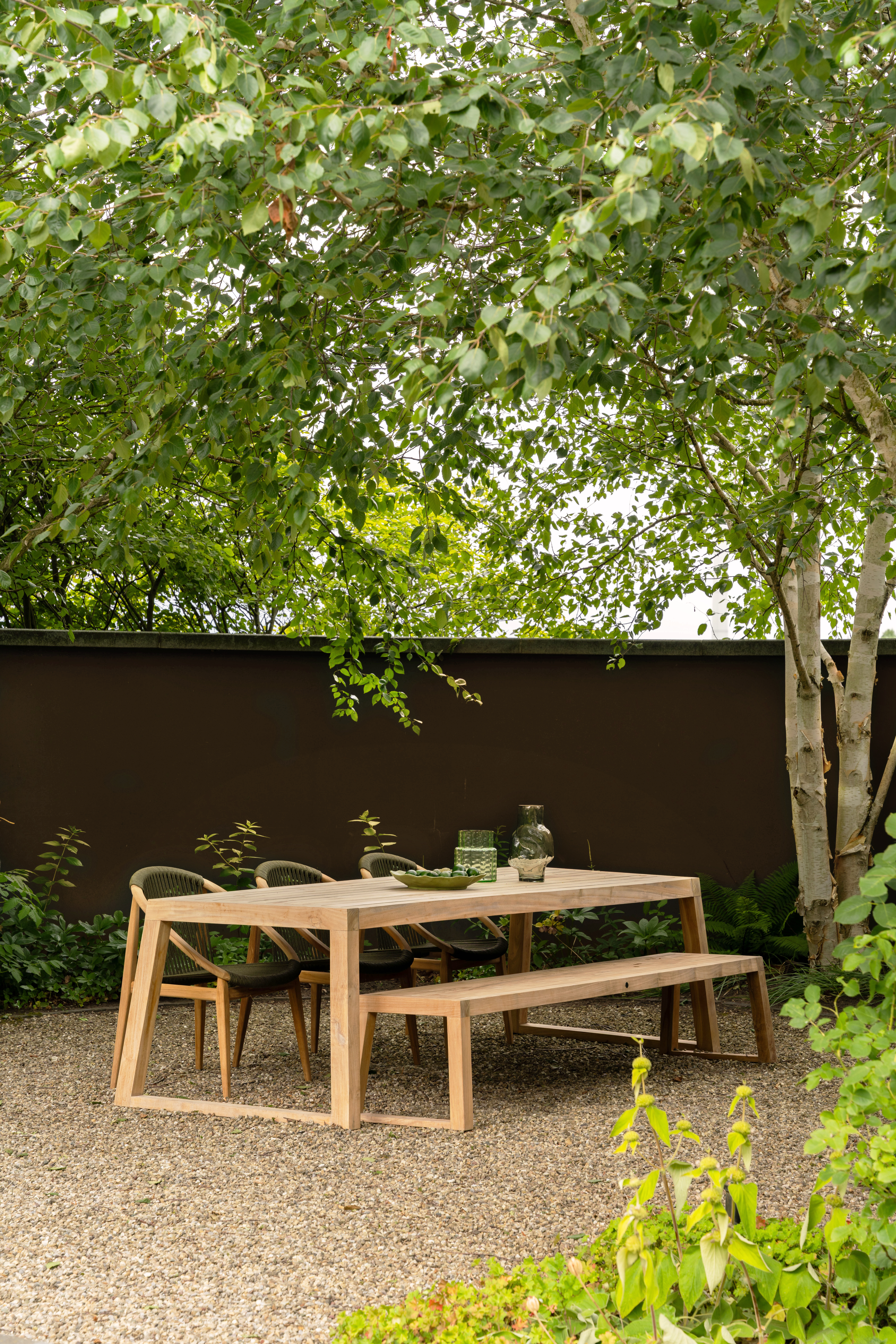 De buitentafel als middelpunt van je tuin: zo richt je een eetplek in waar je graag blijft zitten