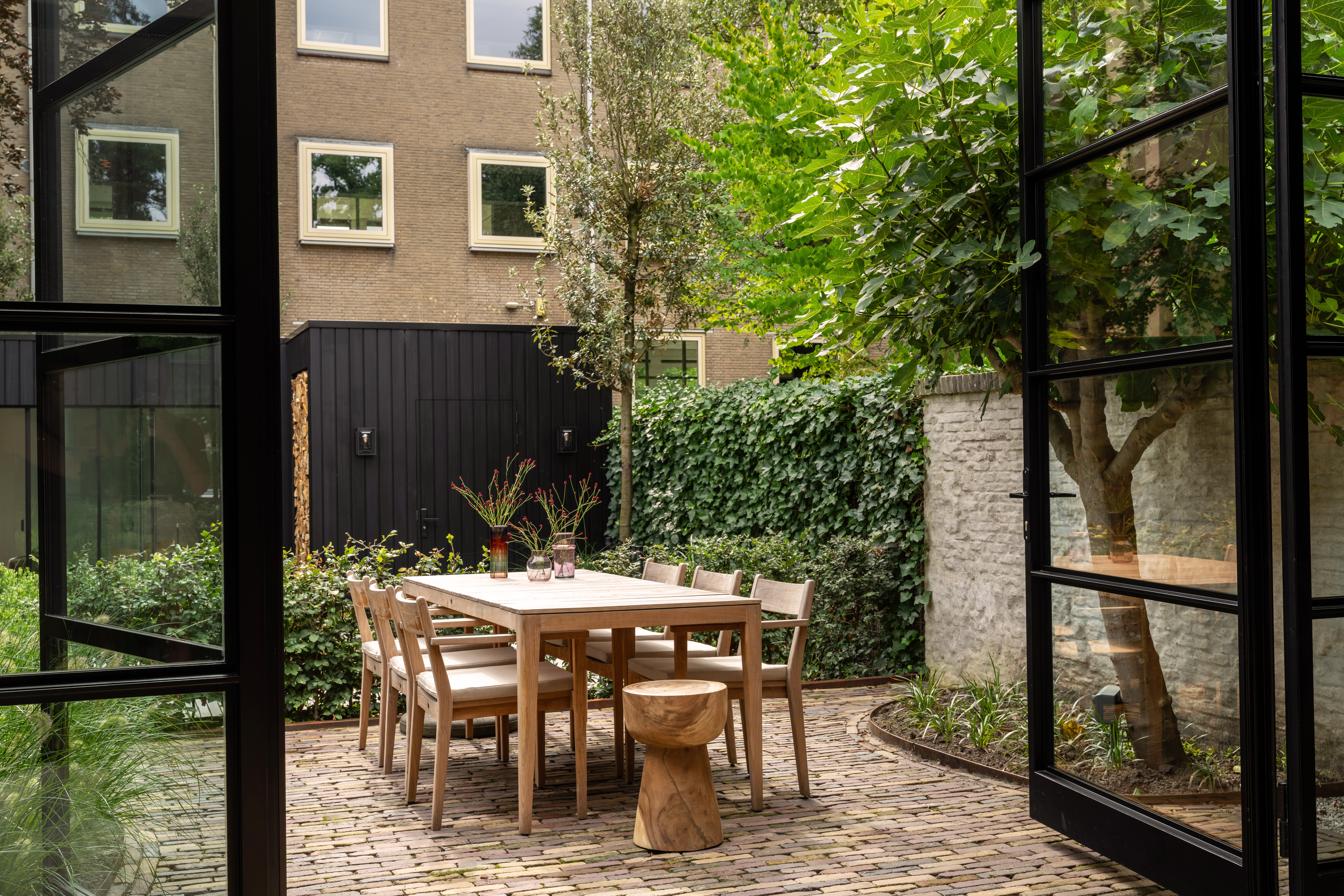 De buitentafel als middelpunt van je tuin: zo richt je een eetplek in waar je graag blijft zitten De buitentafel als middelpunt van je tuin: zo richt je een eetplek in waar je graag blijft zitten