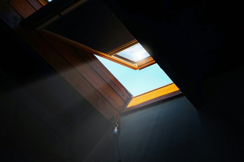 Lichtstraat met ventilatie: zo regel je frisse lucht via je daklicht