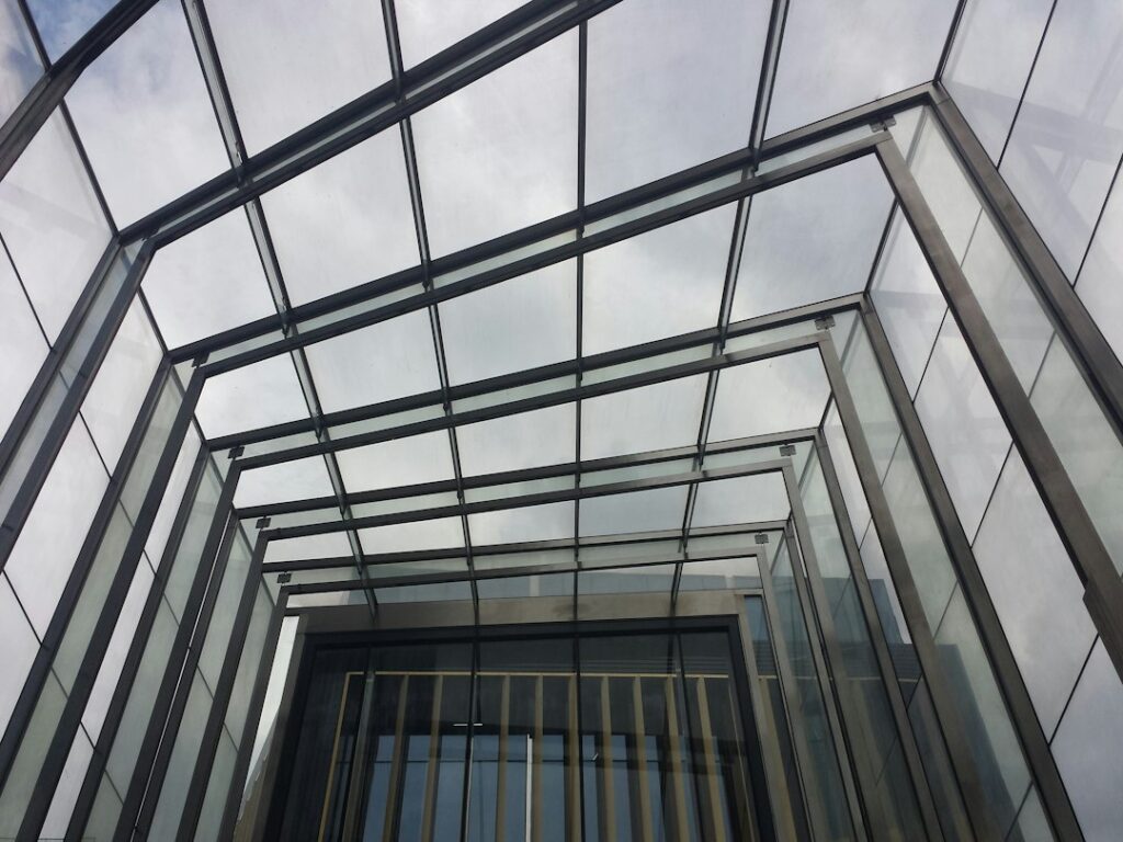 Uitbouw met glazen dak: wat je moet weten voor je begint